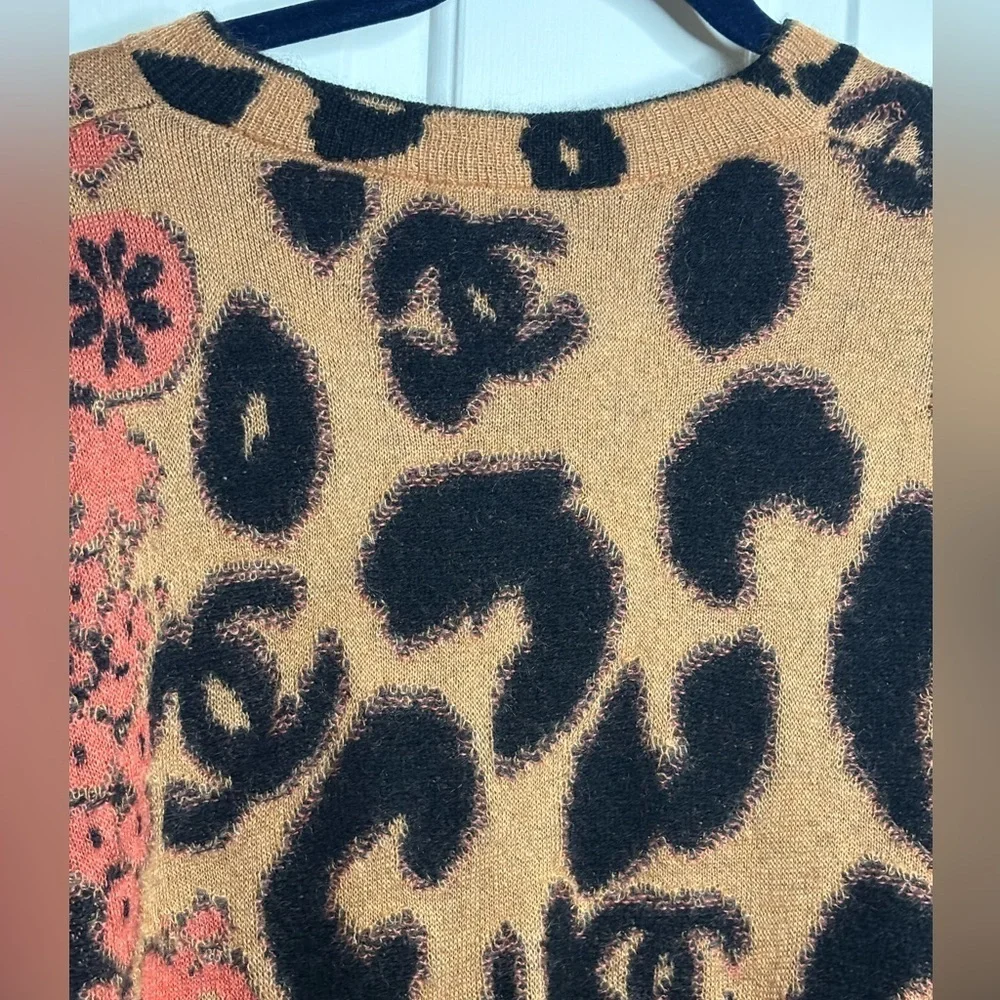 EUC CHANEL A2023 animal print Beige and Black Knit Vneck sweater size FR 36